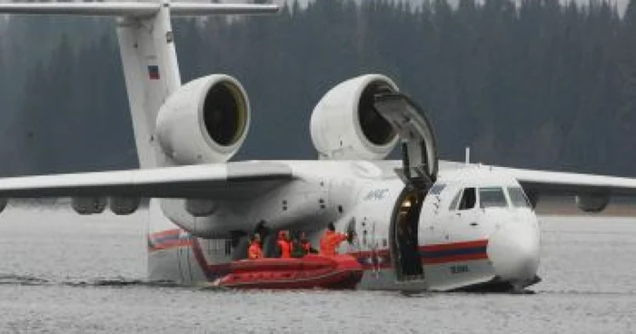 Rusia: Berlusconi a zburat cu un avion-amfibie