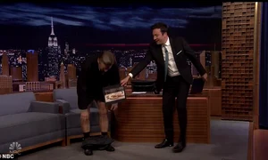 Alec Baldwin i a zis lui Jimmy Fallon să îi acopere zonele intime cu un carton mai mare jpeg