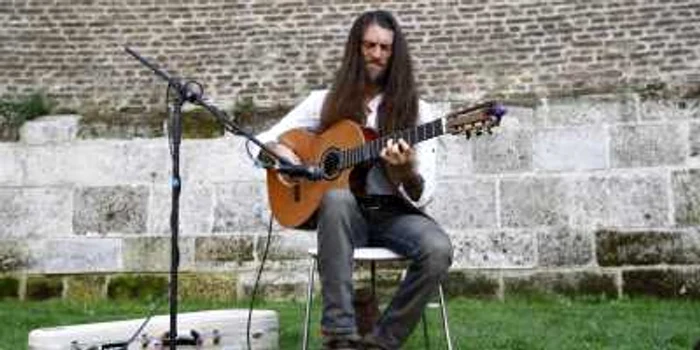 Estas Tonne, cântând sub zidurile cetăţii Alba Carolina  FOTOGRAFII: David Muntean