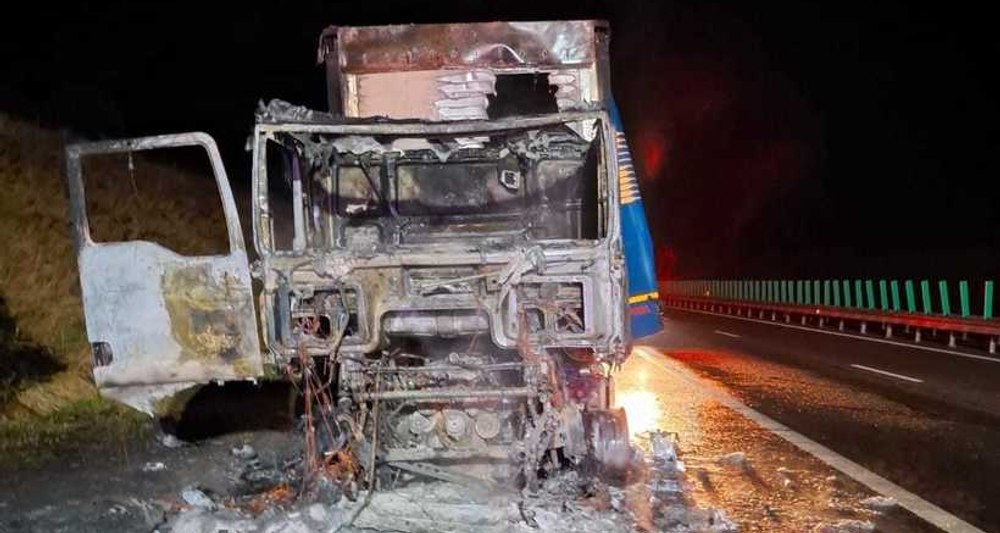 Incendiu puternic pe A3: Un TIR care transporta apă și sucuri a ars în întregime