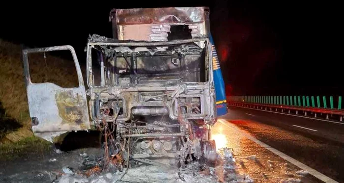 Un autotren care transporta apă și sucuri a ars în întregime FOTO: ISU Cluj