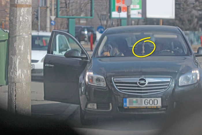 Cântăreața are în mașină metanii, iar plăcuța e înmatriculată ”GOD”  (Dumnezeu, în engleză)