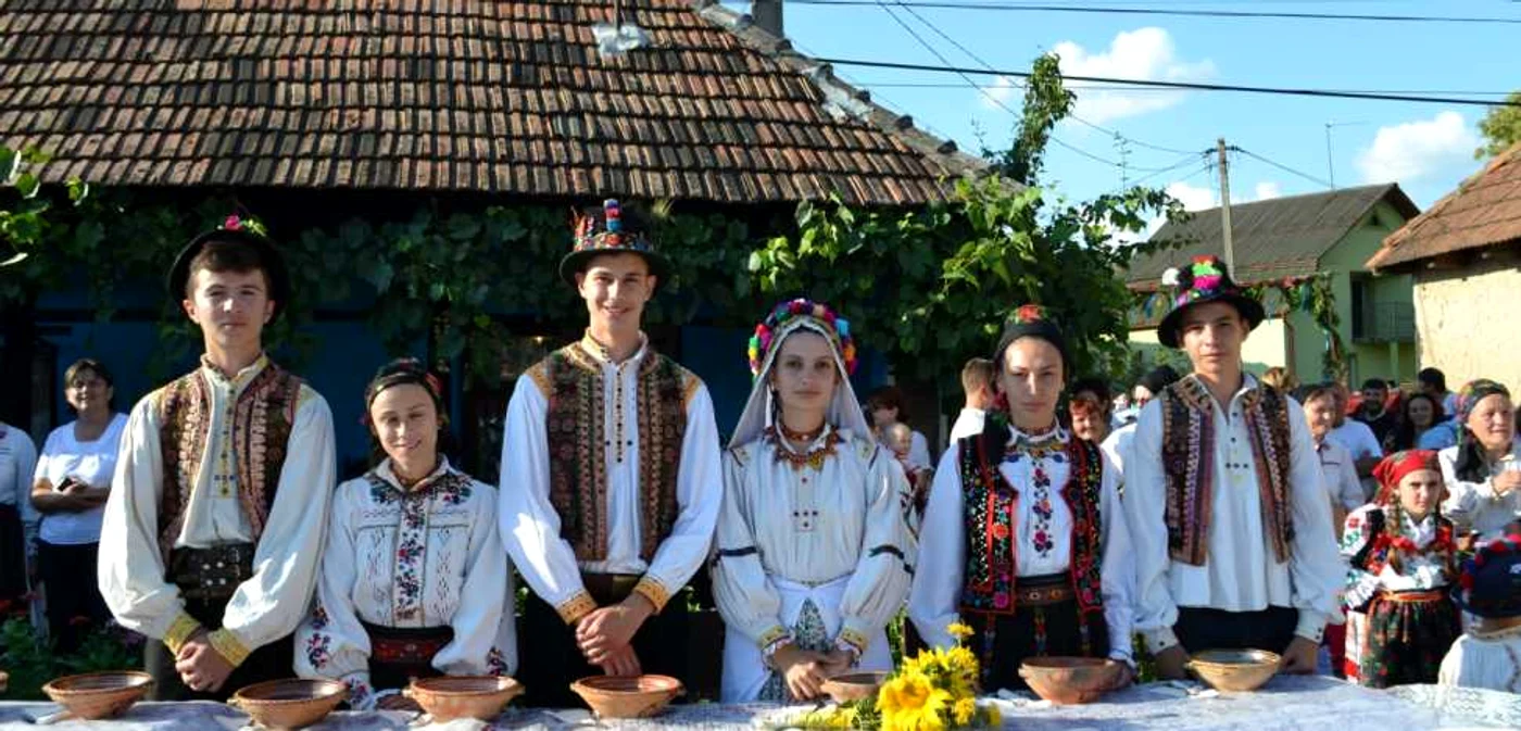 Patricia Toma (centru), alături de mirele şi naşii de împrumut FOTO Andreea Vîlcovschi