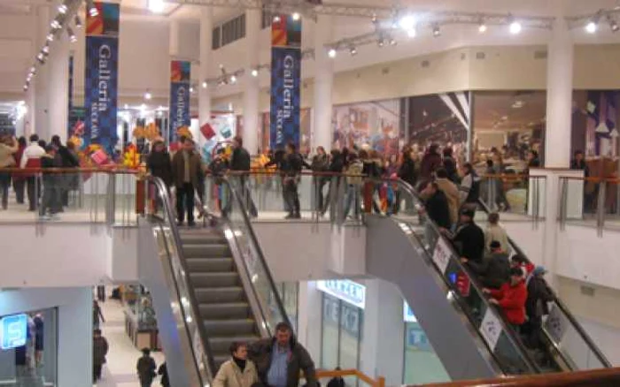 Mall-urile din oraş au fost asaltate de clienţi anul acesta, de Sărbători