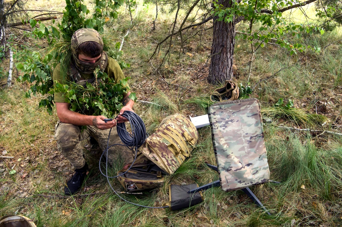 Antena Starlink pe frontul din Ucraina/FOTO:X