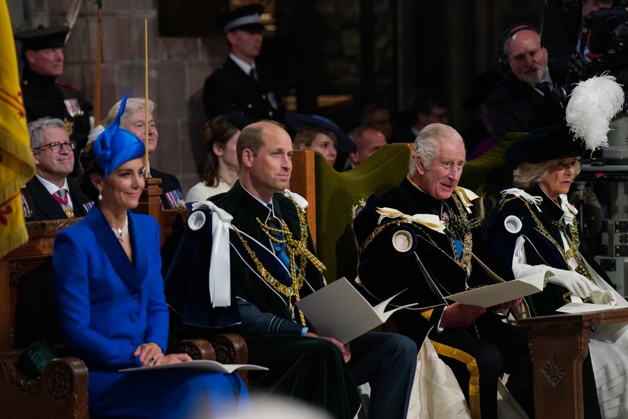 Regele Charles III, sfătuit să abdice. În caz contrar, căderea Casei Windsor este iminentă