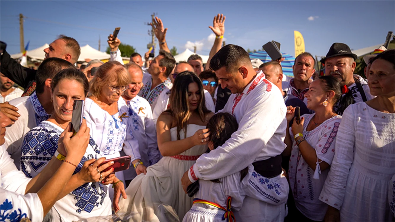 George Simion și Ilinca, înconjurați de miile de nuntași