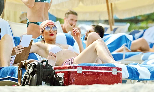 Uite în ce a fost îmbrăcată: 1  eşarfa Valentino 2  ochelari de soare Tom Ford 3  geantă Louboutin 4  pareo de mătase Missoni 5  lănţişar de aur cu diamante 6  costum de baie Khol jpeg