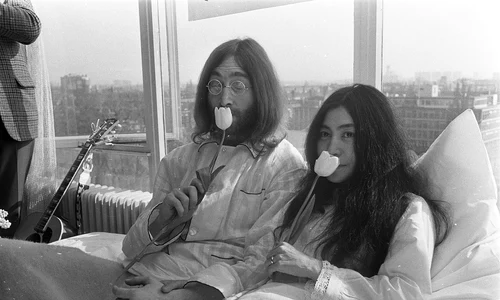 John Lennon şi Yoko Ono au petrecut, în martie 1969, şapte zile în pat în apartamentul prezidenţial de la Hotelul Amsterdam Hilton, protestând împotriva ”războiului şi a violenţei din lume” (© Eric Koch / Anefo / Wikimedia Commons)
