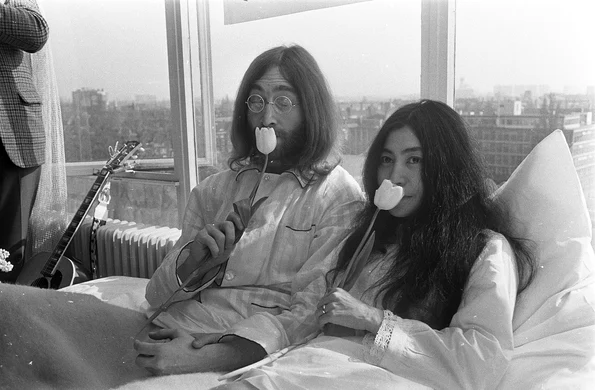 John Lennon şi Yoko Ono au petrecut, în martie 1969, şapte zile în pat în apartamentul prezidenţial de la Hotelul Amsterdam Hilton, protestând împotriva ”războiului şi a violenţei din lume” (© Eric Koch / Anefo / Wikimedia Commons)