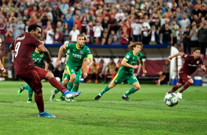 Penalty-ul ratat de Omrani a atârnat decisiv în balanța meciului cu Slavia PragaFOTO: Sportpictures.eu