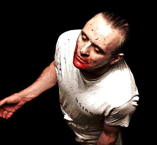 Atacul sălbatic este similar cu cel al lui Hannibal Lecter (interpretat de Anthony Hopkins) din filmul “Tăcerea mieilor”