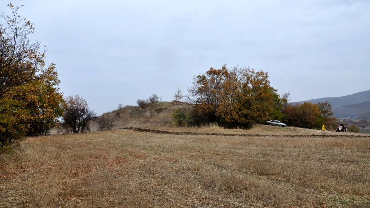 Tumulul Karaağaç se află în vârful unui deal natural și la peste 30 de metri deasupra câmpiei înconjurătoare (© Hüseyin Erpehlivan)