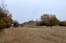 Tumulul Karaağaç se află în vârful unui deal natural și la peste 30 de metri deasupra câmpiei înconjurătoare (© Hüseyin Erpehlivan)