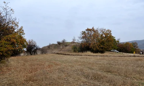 Tumulul Karaağaç se află în vârful unui deal natural și la peste 30 de metri deasupra câmpiei înconjurătoare (© Hüseyin Erpehlivan)