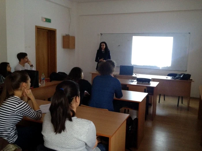 Poliţiştii, la întâlnirea cu adolescenţii FOTO IPJ Călăraşi