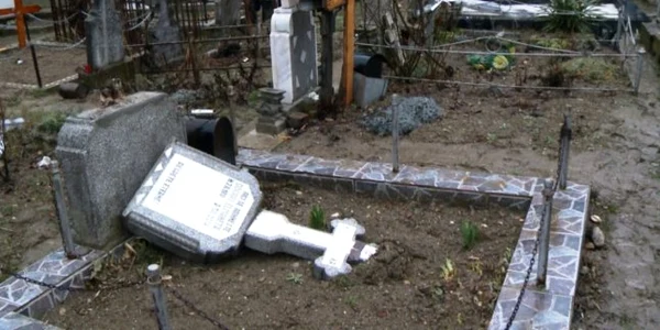 Cimitir profanat în satul Şuletea din Vaslui FOTO Ciprian Tamaş