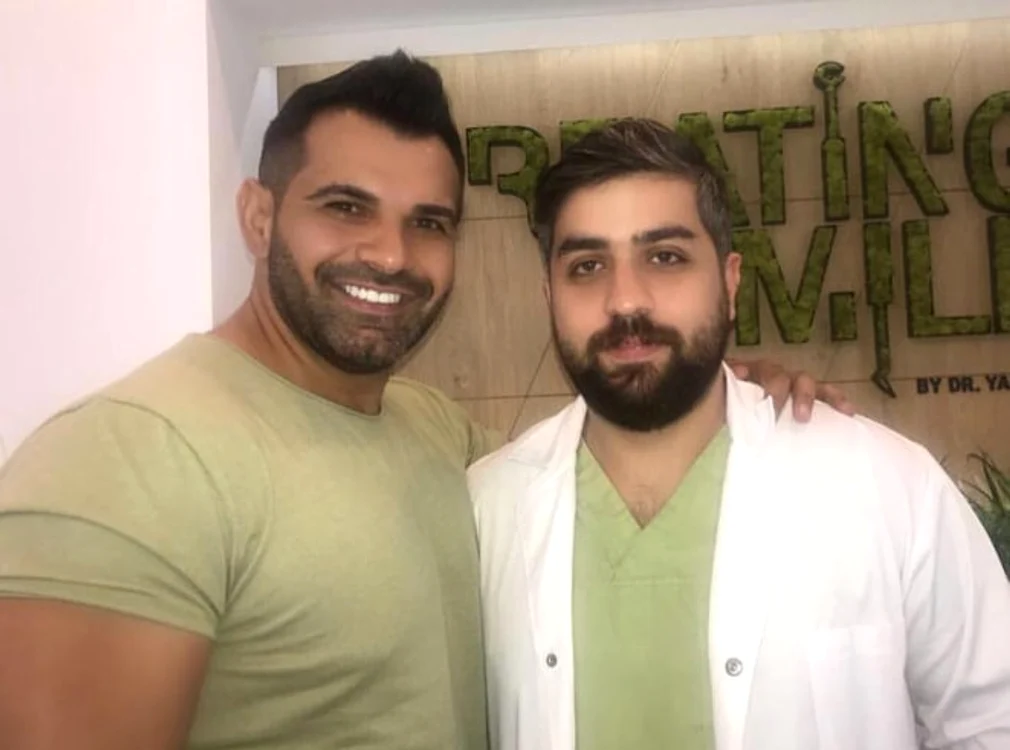 Florin Pastramă, alături de medicul Yazan Aq, specialistul care i-a aranjat dantura
