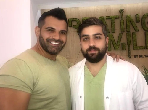 Florin Pastramă, alături de medicul Yazan Aq, specialistul care i-a aranjat dantura
