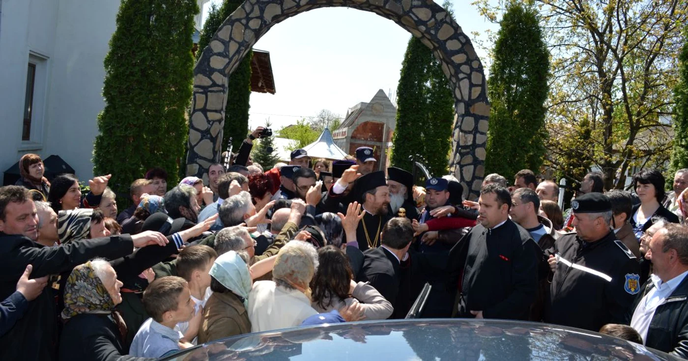 Jandarmii au făcut culoar pentru a permite Episcopului Corneliu să iasă din biserică   FOTO Simona VOICU