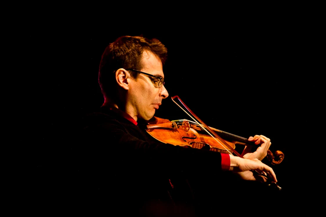 Alexandru Tomescu, susţinând un recital în Piaţa Festivalului „George Enescu“
