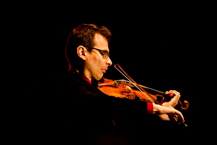 Alexandru Tomescu, susţinând un recital în Piaţa Festivalului „George Enescu“