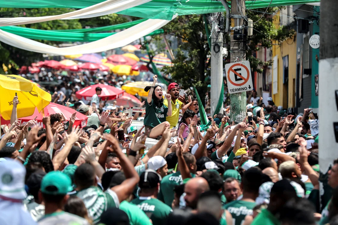 Sporterii lui Palmeiras s-au adunat în jurul stadionului din Sao Paulo (Foto: EPA-EFE)