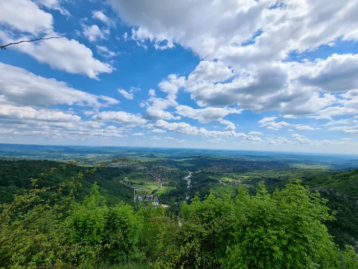 Turiștii pot ajunge deasupra localității Polovragi Foto: Ana Maria Caralicea
