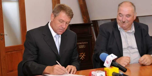 Contractul a fost semnat de primarul Klaus Iohannis si directorul DPC Gheorghe Lazar