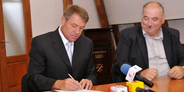 Contractul a fost semnat de primarul Klaus Iohannis si directorul DPC Gheorghe Lazar