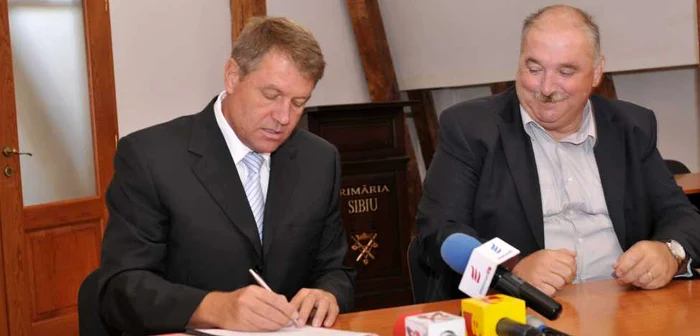 Contractul a fost semnat de primarul Klaus Iohannis si directorul DPC Gheorghe Lazar