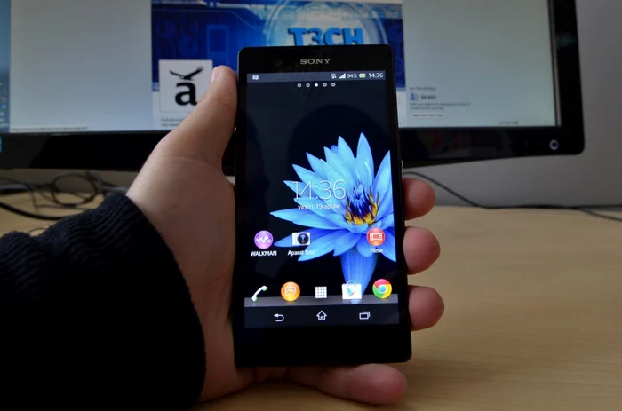 Sony Xperia Z, un terminal full HD şi care ştie să „înoate“. FOTO Răzvan Băltăreţu/Adevărul
