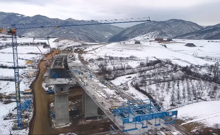 Muncitorii lucrează de zor la ridicarea viaductului Tălmăcel. Foto: YouTube/Radu Ignat
