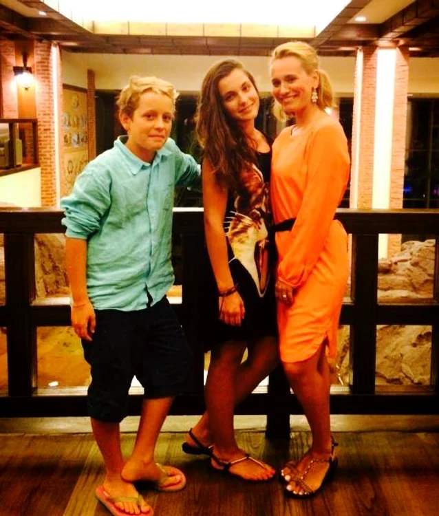 Andreea Esca, alături de cei doi copii