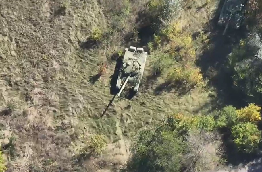  Rolul pe care îl joacă înșelăciunea în război. Imagini filmate din dronă cu tancuri goflabile rusești pe câmpul de luptă VIDEO