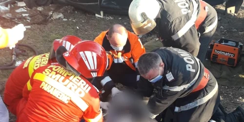 Accident rutier în Amărăşti Vâlcea soldat cu un deces şi trei răniţi - o maşină s-a izbit puternic de un stâlp Foto Adevărul