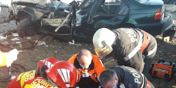 Accident rutier în Amărăşti Vâlcea soldat cu un deces şi trei răniţi - o maşină s-a izbit puternic de un stâlp Foto Adevărul