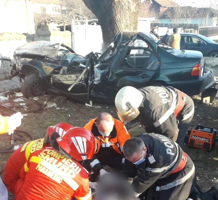 Accident rutier în Amărăşti Vâlcea soldat cu un deces şi trei răniţi - o maşină s-a izbit puternic de un stâlp Foto Adevărul