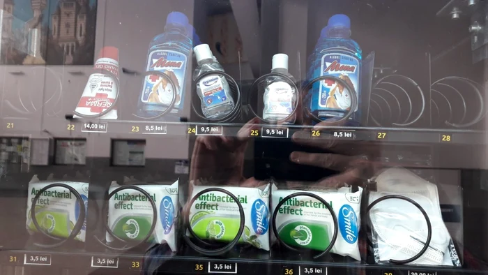 Automat cu produse sanitare în gara din Timişoara