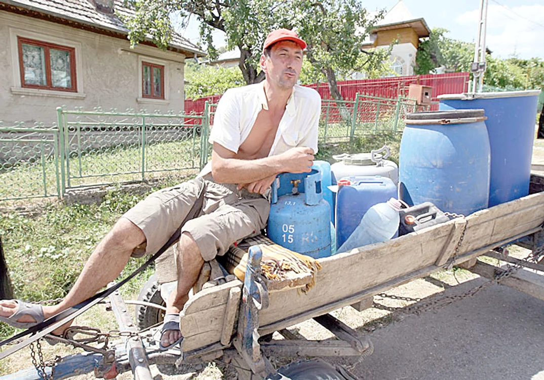 Mihai Ion a umplut  căruţa cu bidoane.  Se duce după apă