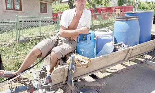 Mihai Ion a umplut  căruţa cu bidoane   Se duce după apă jpeg