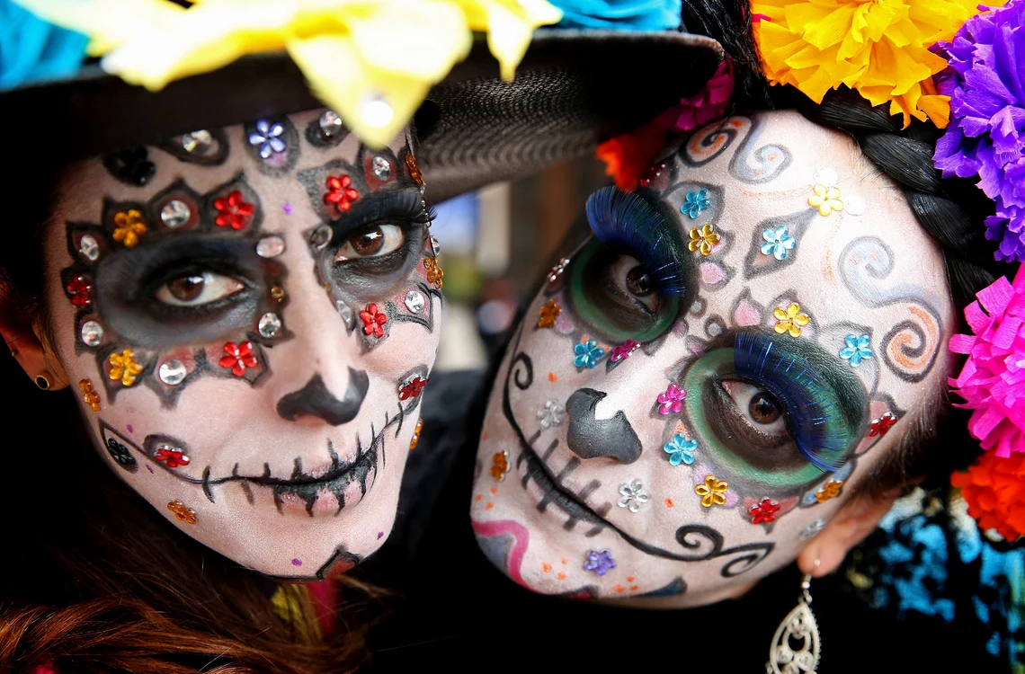 Vacanța de Halloween 2015: Oamenii își pictează pe față măști complexe pentru „Dia De Los Muertos”