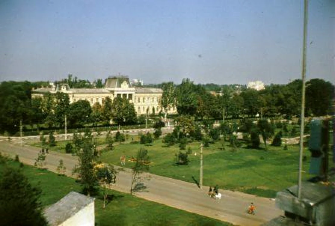 Călăraşiul în anul 1978. Palatul, în plan secund. În locul parcului se află acum Consiliul Judeţean Foto:colecţie Florin Rădulescu
