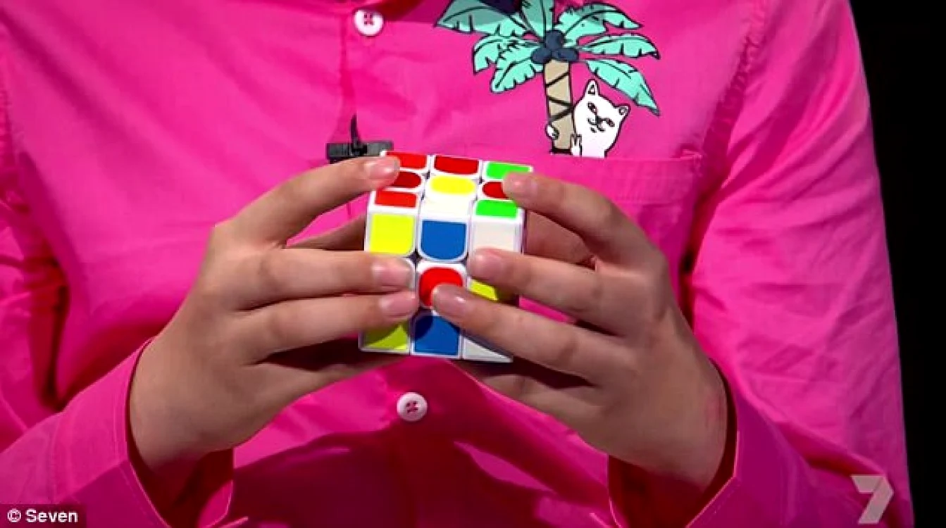 Un chinez în vârstă de 12 ani a impresionat prin abilităţile sale deosebite în rezolvarea cubului Rubik