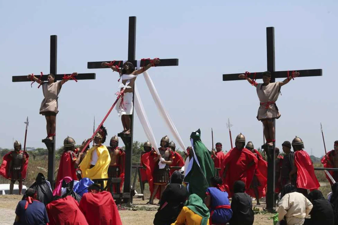 Reconstituirea crucificarii lui Iisus FOTO AP