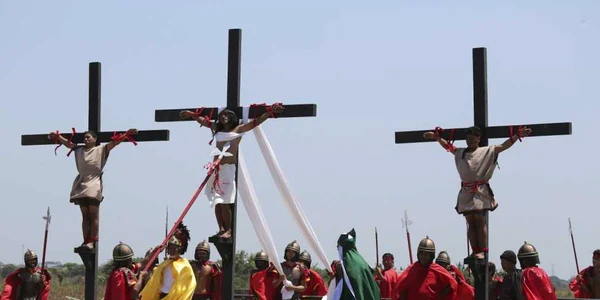 Reconstituirea crucificarii lui Iisus FOTO AP