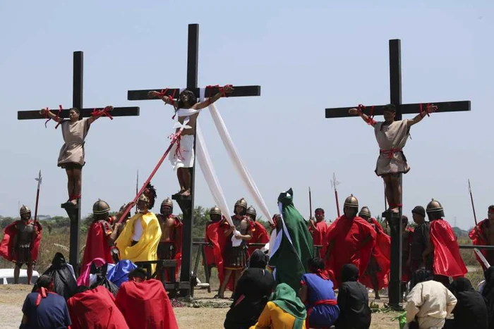 Reconstituirea crucificarii lui Iisus FOTO AP