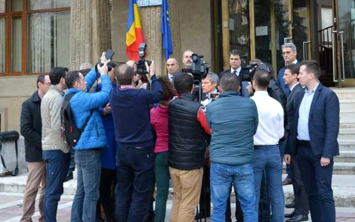 Premierul a fost asaltat de jurnalişti la ieşirea de la întâlnirea cu politicienii locali FOTO Instituţia Prefectului