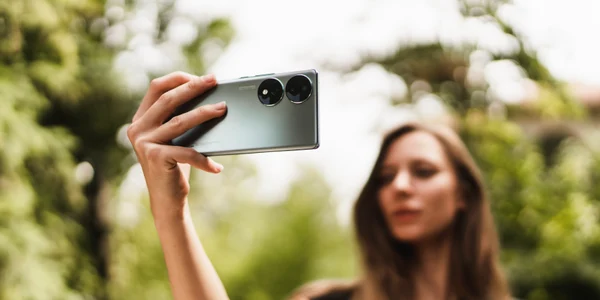 Smartphone HONOR 70 în utilizare jpg