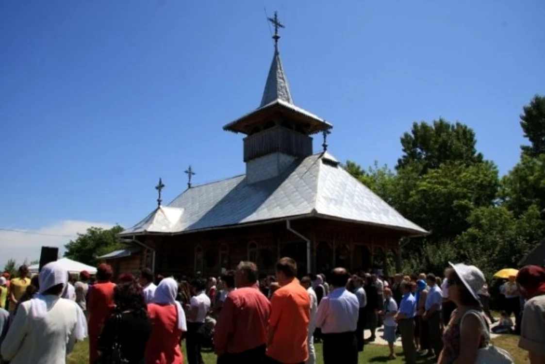 Episcopul Iustin Sigheteanul a săvârşit Sfânta Liturghie Arhierească în 
altarul de vară, alături de un impresionant sobor format din 30 de 
preoţi şi 6 diaconi